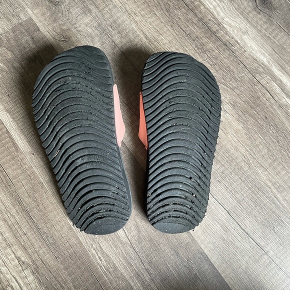 Kid’s Pink Nike slides - Picture 4 of 4